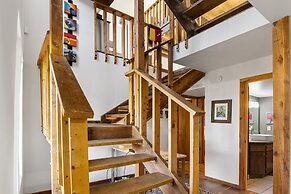 Raven Hill - Stunning Views From Three Decks, Close to Ten Thousand Wa