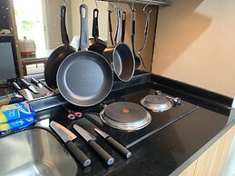 Minimalist And Cozy Stay 1Br Apartment At Mustika Golf Residence