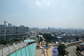 Homey And Comfy Studio Room At Menteng Park Apartment