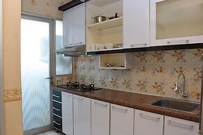 Homey And Modern 2Br At Menteng Square Apartment