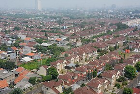 Comfort And Strategic Studio At The Nest Puri Apartment By Travelio