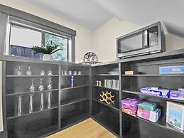 High Street Hideaway 3 Bedroom Home by RedAwning