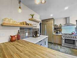 High Street Hideaway 3 Bedroom Home by RedAwning