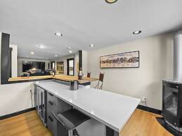 High Street Hideaway 3 Bedroom Home by RedAwning