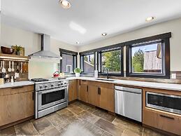 High Street Hideaway 3 Bedroom Home by RedAwning