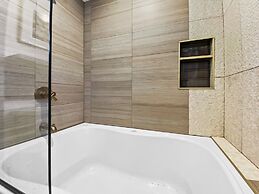 High Street Hideaway 3 Bedroom Home by RedAwning