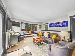 High Street Hideaway 3 Bedroom Home by RedAwning