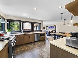 High Street Hideaway 3 Bedroom Home by RedAwning