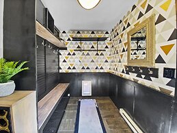 High Street Hideaway 3 Bedroom Home by RedAwning