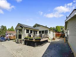 High Street Hideaway 3 Bedroom Home by RedAwning