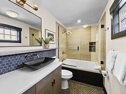 High Street Hideaway 3 Bedroom Home by RedAwning