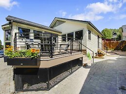 High Street Hideaway 3 Bedroom Home by RedAwning