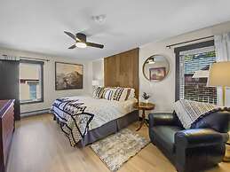 High Street Hideaway 3 Bedroom Home by RedAwning