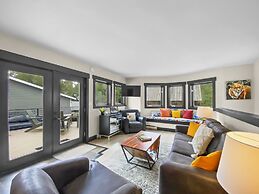 High Street Hideaway 3 Bedroom Home by RedAwning