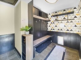 High Street Hideaway 3 Bedroom Home by RedAwning