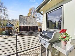 High Street Hideaway 3 Bedroom Home by RedAwning