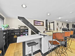 High Street Hideaway 3 Bedroom Home by RedAwning