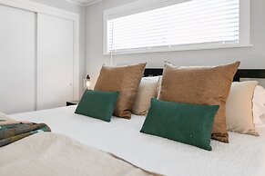 Altes Eckert Stolz 3 Bedroom Home by RedAwning