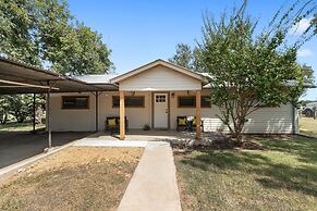 Altes Eckert Stolz 3 Bedroom Home by RedAwning