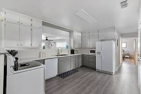 Altes Eckert Stolz 3 Bedroom Home by RedAwning