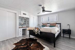 Altes Eckert Stolz 3 Bedroom Home by RedAwning