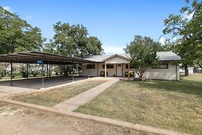 Altes Eckert Stolz 3 Bedroom Home by RedAwning