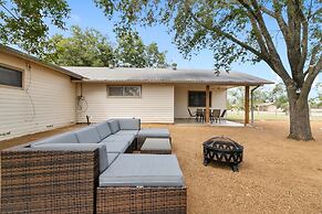 Altes Eckert Stolz 3 Bedroom Home by RedAwning