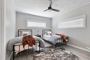 Altes Eckert Stolz 3 Bedroom Home by RedAwning