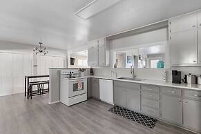 Altes Eckert Stolz 3 Bedroom Home by RedAwning