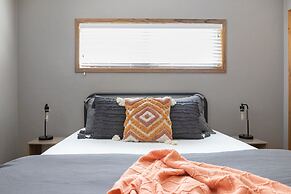 Altes Eckert Stolz 3 Bedroom Home by RedAwning