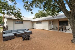 Altes Eckert Stolz 3 Bedroom Home by RedAwning