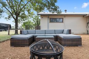 Altes Eckert Stolz 3 Bedroom Home by RedAwning