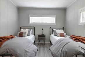 Altes Eckert Stolz 3 Bedroom Home by RedAwning