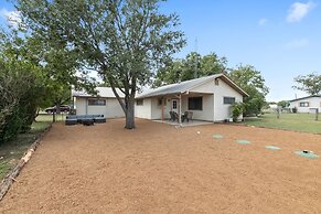 Altes Eckert Stolz 3 Bedroom Home by RedAwning