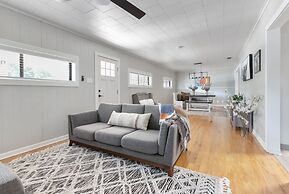 Altes Eckert Stolz 3 Bedroom Home by RedAwning