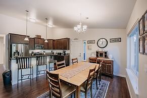 47mf - Wifi - Fireplace - Sleeps 6 3 Bedroom Home by Redawning