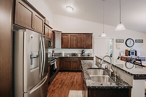 47mf - Wifi - Fireplace - Sleeps 6 3 Bedroom Home by Redawning