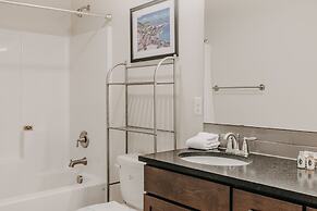 47mf - Wifi - Fireplace - Sleeps 6 3 Bedroom Home by Redawning