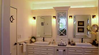 Esciros Luxury Villa