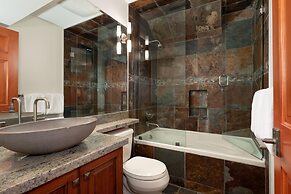 Luxury 5 Bedroom Blueberry Chalet