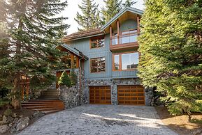 Luxury 5 Bedroom Blueberry Chalet