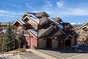 Cozens Pointe B-301 3 Bedroom Condo by RedAwning