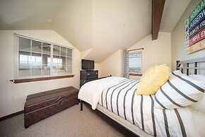 Cozens Pointe B-301 3 Bedroom Condo by RedAwning