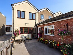 8 Heatons Bridge Road
