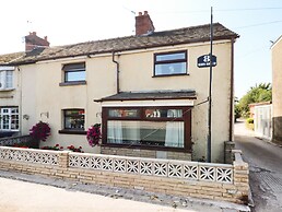 8 Heatons Bridge Road