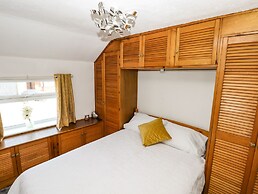 8 Heatons Bridge Road