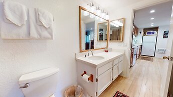 La Residence - Shared Pool, Hot Tub & More!