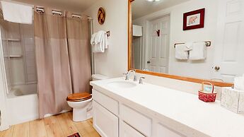 La Residence - Shared Pool, Hot Tub & More!