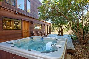 The Sixpence Beach Access Hot Tub