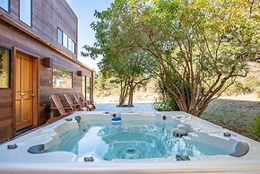 The Sixpence Beach Access Hot Tub